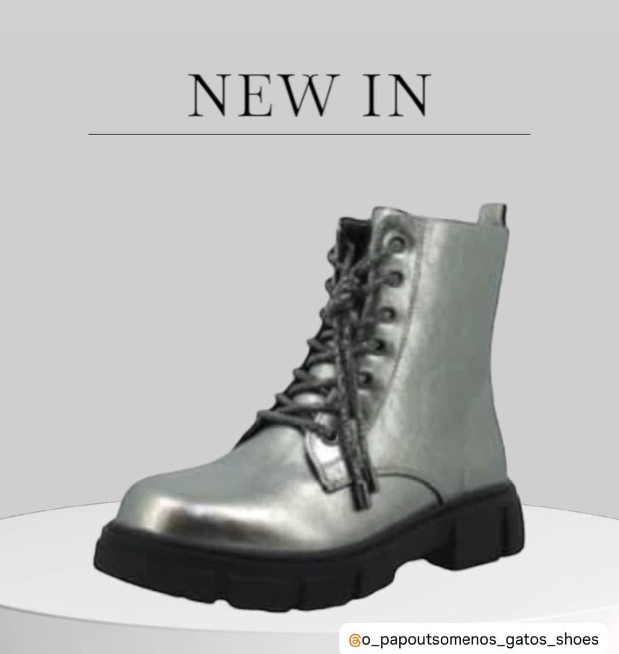 Ασημί μποτάκι με δερμάτινο ανατομικό πάτο με φερμουάρ και κορδόνι