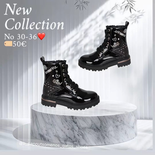 Γυαλιστερό μποτάκι με φερμουάρ και κορδόνι