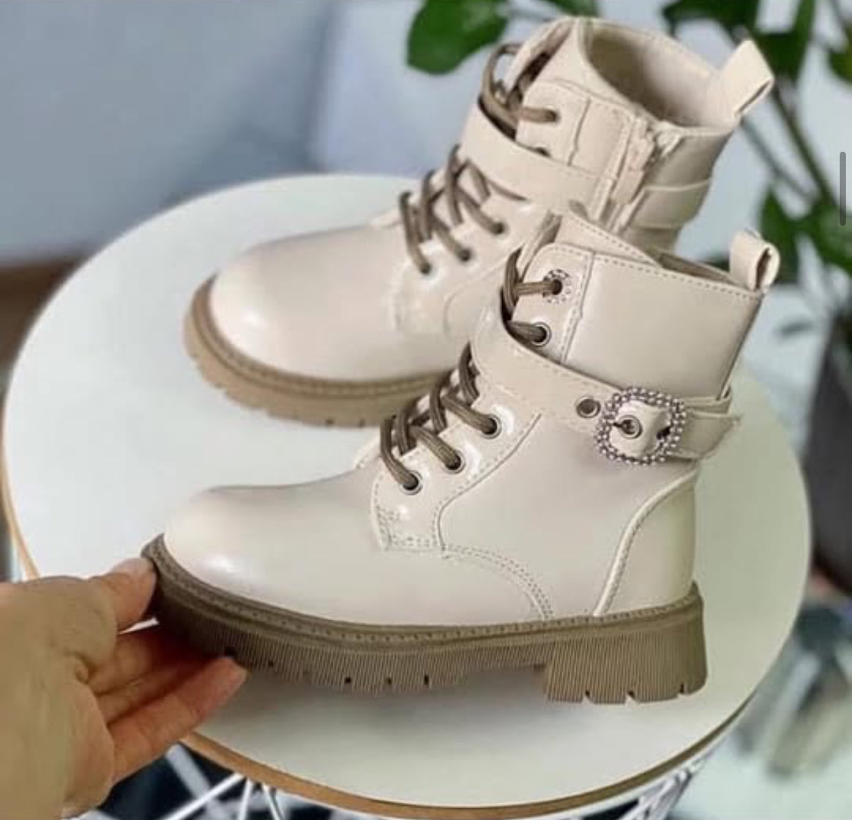 Μπεζ μποτάκι με επένδυση γούνας￼